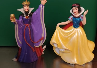 Disney Set Of 2 Figures Queen w/ Chalice Cup 4"  Maleficent & Snow White 3.5"  - Image 1 of 2