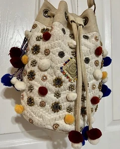 Borsa a tracolla America & Beyond borsa a secchiello con perline PomPom tracolla regolabile naturale NUOVA - Foto 1 di 17