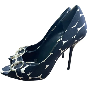 Zapatos de salón GUCCI con puntera abierta plateados satinados estampado animal blanco y negro, talla 38 Foto 1 de 4