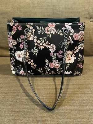 Cartera floral negra Nine West. Cierre a presión. Correa de cadena parcial de plata. Foto 1 de 4