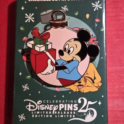 Prendedor misterioso de Navidad de Plutón de Mickey sosteniendo regalos regalos vacaciones Disney Foto 1 de 2