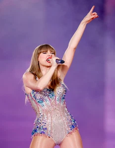 Taylor Swift 8.5x11 Inch Glossy Reprint Superstar Music Icon Fan Art Photo M5 - Picture 1 of 1