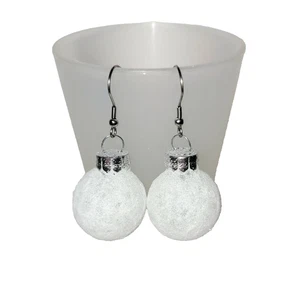 Pendientes navideños bola de nieve blanca brillo bola de vidrio adorno navideño 2" - Imagen 1 de 2