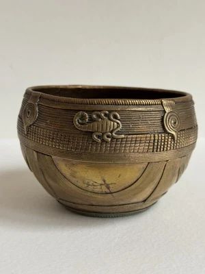 Antiguo cuenco tribal arroz indio bronce diseño escorpión DHOKRA hecho a mano Foto 1 de 4