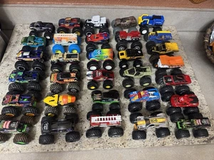 31-MONSTER JAM TRUCKS VEICOLI 1:64 - Foto 1 di 8