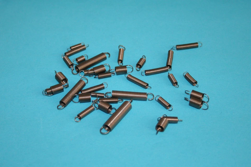 Druck-und Zugfedern // ca. 25 Stück