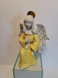 Estatuilla de ángel arrodillado de cerámica Schmid oro amarillo alas blancas hecha en Japón - Imagen 1 de 6