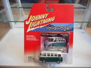 Johnny Lightning 1966 VW Volkswagen T1 21 Widnow Samba Bus in Green on Blister - Bild 1 von 2