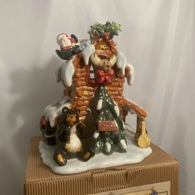Grandeur Noel Iluminada Casa de Vacaciones Cerámica 2002 Oso de Navidad Atrás de Pesca Foto 1 de 4