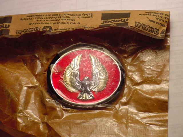 1980 Chrysler LeBaron LS NOS MoPar medalhão de grade EAGLE dourado - Imagem 1 de 1