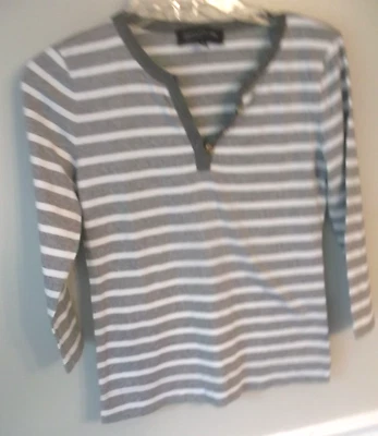 Blusa Jones New York listrada cinza/branco manga 3/4 algodão tamanho P pequena em excelente estado usado - Imagem 1 de 4