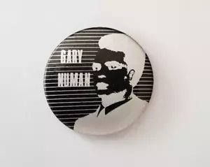 Pinback Gary Numan Raro 1,25" Era de Coches Insignia de Botón Reino Unido Nueva Ola Vintage Sintetizador - Imagen 1 de 5