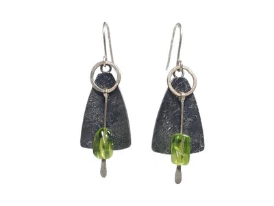 Pendientes de paleta de peridoto de plata esterlina oxidada artesanalmente hechos Tammy B joyería 2" Foto 1 de 4
