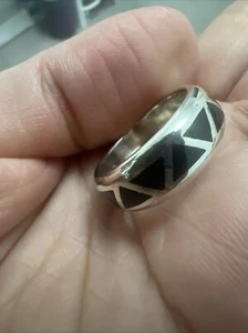 Anillo Southwestern con incrustaciones de plata esterlina con patrón de ónix negro en zigzag talla 5 - Imagen 1 de 5