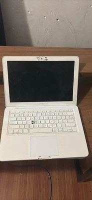 Apple MacBook 13 in 2009 White, Intel Core 2 Duo 2.13 GHz, 250GB , 4GB RAM - Image 1 of 4