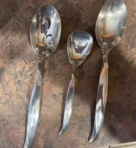 1847 ROGERS FLAIR LOTTO/3 CUCCHIAINI DA PORTATA TRAFORATI/SOLIDI PIATTO GELATINA ARGENTO - Foto 1 di 2