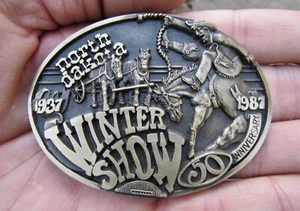 De colección NORTH DAKOTA WINTER SHOW Hebilla de Cinturón 1987 Rodeo PRCA Allard Latón RARO EN MUY BUENA CONDICIÓN+ - Imagen 1 de 4