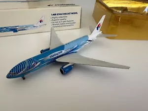 1/400 Gemini Jets Malaysia Airlines - Heliconia Boeing 777-200 - Picture 1 of 5