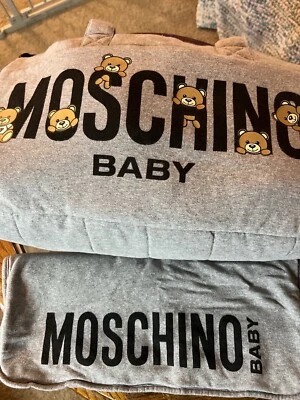 Bolso de bebé Love Moschino gris con cambiador. Foto 1 de 4