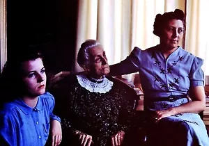 Retrato vintage década de 1950 de tres generaciones de mujeres hermoso disparo - Imagen 1 de 3