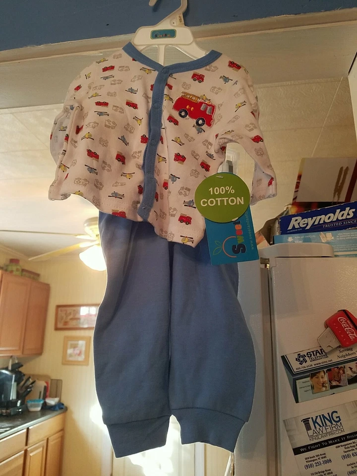 NWT SWEET & SOFT INFANT BOYS 2 PIECE FIRE ENGINE HELOCPTER PAJAMAS SIZE 0-3 M Foto 1 de 4