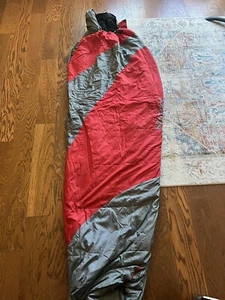 Marmot Aspen Minimalist 40F/4C Synthetic Lightweight Red Sleeping Bag - Picture 1 of 8