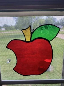 Tiffany Stil Buntglas gebissener Apfel 6,25" Sonnenfänger Geschenk Lehrer Obstgarten - Bild 1 von 3