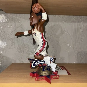 forever collectables Legend of the court- LeBron James- original packaging. - Picture 1 of 8
