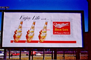 DIAPOSITIVA ORIGINAL 1951 35 mm ~ CODACROMO BORDE ROJO MILLER HIGH LIFE ANUNCIO CARTELERA - Imagen 1 de 3