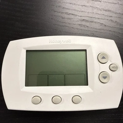 Honeywell TH6110D1021 FocusPro Programmable Digital Thermostat Tested - Image 1 of 4