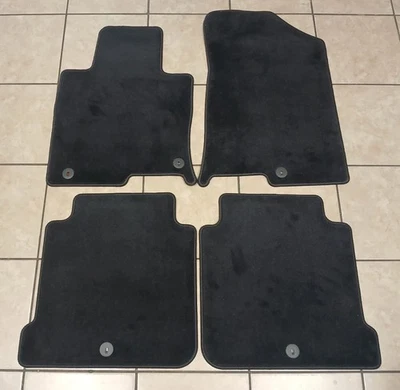 Juego de alfombrillas alfombrillas Kia Cadenza 2017-2020 4 piezas F6114-ADU00 Kia OEM Foto 1 de 4