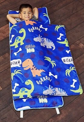 Tapete de cochilo infantil EVERYDAY KIDS com travesseiro removível - Roarin' Dinos - Transporte H... - Imagem 1 de 4