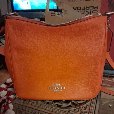 Bandolera Coach C1648 Ellie File Bag Cuero Refinado Guijarro Plateada/Naranja Brillante Foto 1 de 4