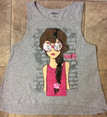 Camiseta sin mangas DKNY niñas holgada adornada gráfico alto/bajo detallada talla grande Foto 1 de 3