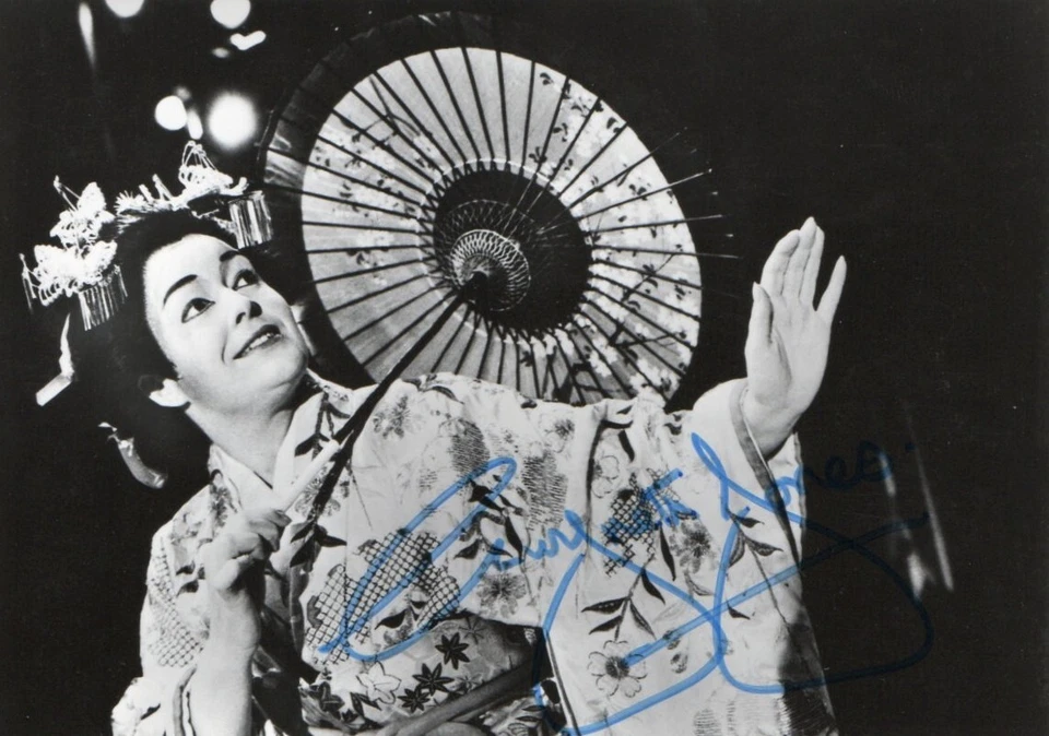 Gwyneth Jones als Butterfly, signiert, ca 15,5 x 10 cm - Bild 1 von 1