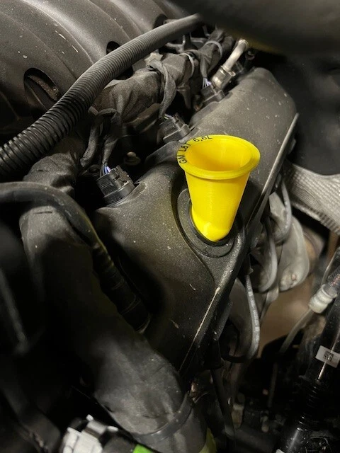 Adaptador/soporte embudo de aceite L8T GAS 6,6 L - GM, HD, Silverado, Sierra, 2020-2025 Foto 1 de 4