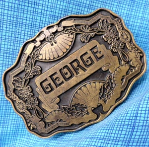 Hebilla de cinturón George icónica placa de identificación años 70 desplazamiento floral de colección años 70 Oden Inc. DBD973 - Imagen 1 de 8