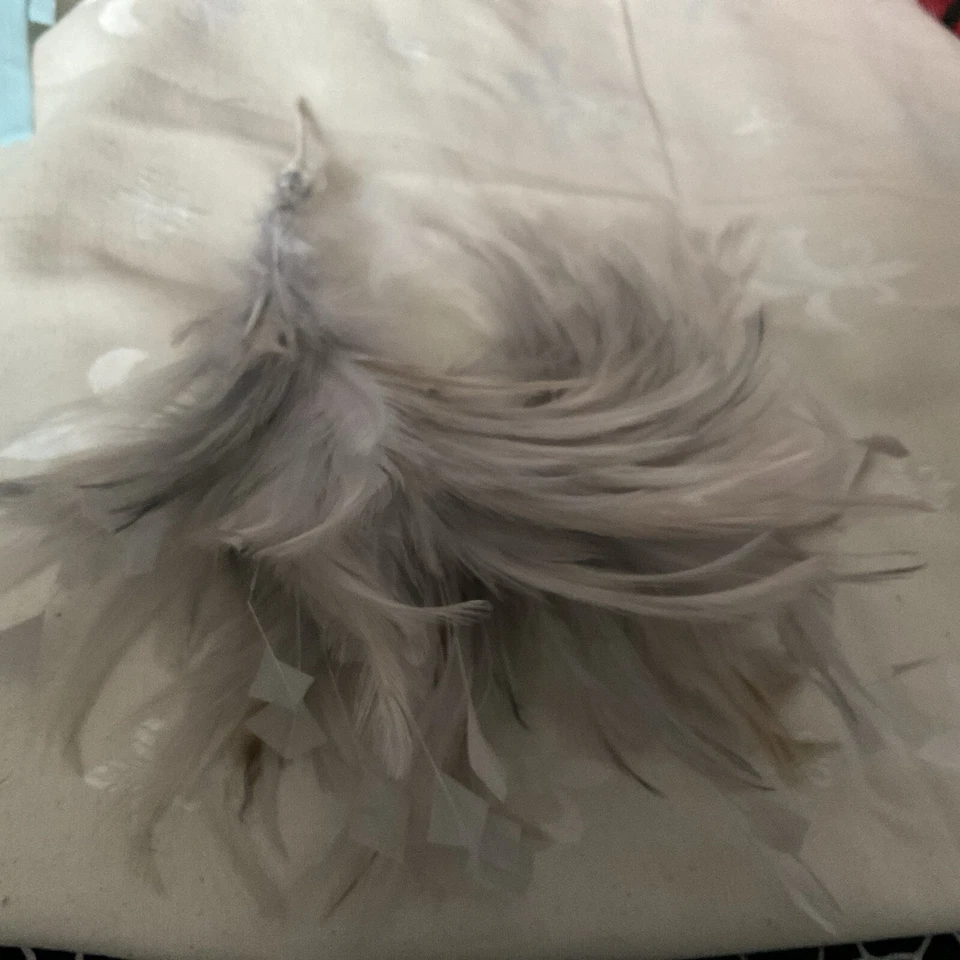 Montaje de plumas grises con función Le Coq, ideal para un fascinador o sombrero - NUEVO Foto 1 de 1