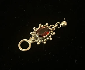 Dije colgante vintage artesanal ornamentado corte rojo plata de ley 925 marcado 1" - Imagen 1 de 3