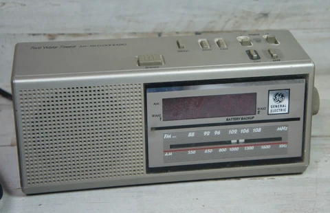 Vtg GE General Electric 7-4637A Digital Alarm Clock Radio AM/FM Woodgrain WORKS Cover