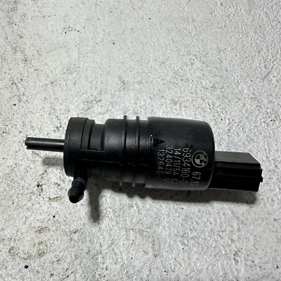 BMW OEM 550i 2011-2016 WINDSHIELD WIPER WASHER PUMP - Image 1 of 4