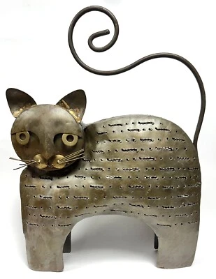 Candelabro de metal para gato linterna arte popular rústico recorte perforado hecho en Indonesia Foto 1 de 4