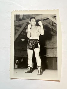 Vintage Schnappschuss Boxen Foto hübscher Mann, Kofferraum, Muskel, Shirtless, Sport - Bild 1 von 2
