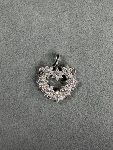 Ciondolo donna oro bianco 14 kt zirconi zirconi a forma di cuore disegno floreale - Foto 1 di 11