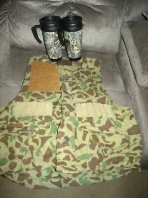 Preowned Hunting Vest size Small with 2 Brand New Thermal Mugs - Image 1 of 4