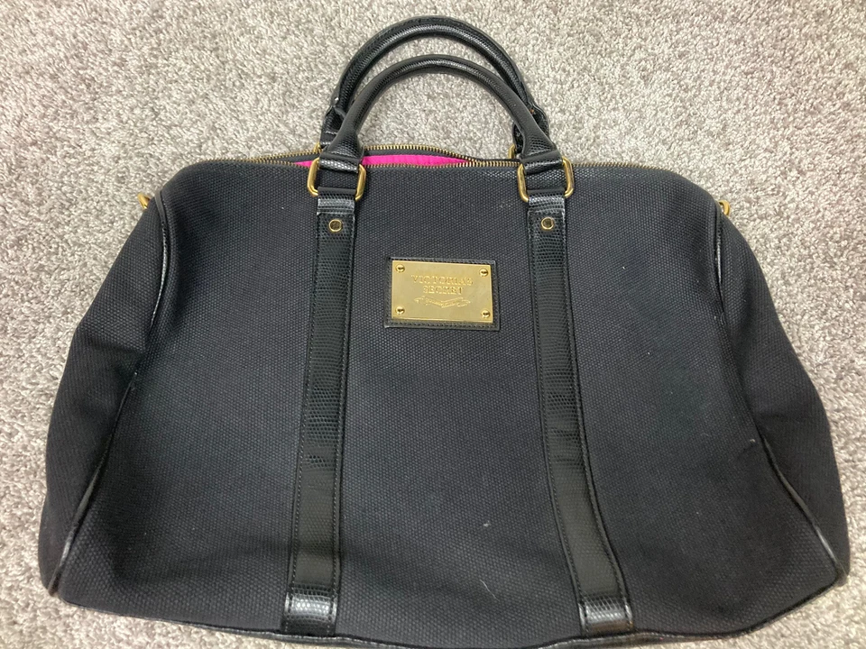 Bolso de mano Victoria's Secret para mujer negro de lona con placa dorada *SIN CORREA* Foto 1 de 4