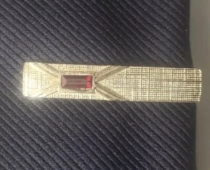 Clip de corbata vintage Swank tono plata cristal rojo texturizado - Imagen 1 de 5