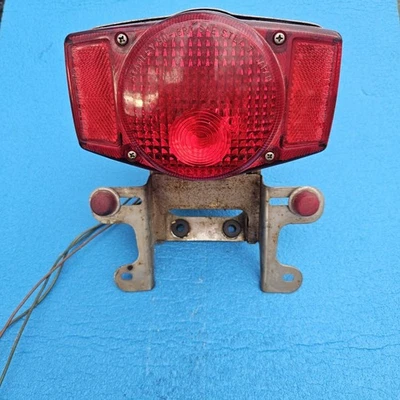 Оригинальный кронштейн для заднего тормозного фонаря 72–76 Honda CB 750 K 33701-341-671 - Изображение 1 из 4