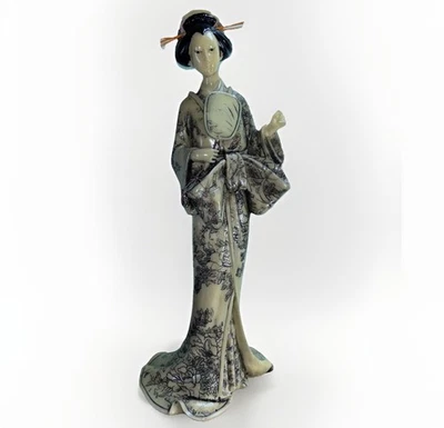 14-дюймовая фигурка гейши с зеркалом кимоно из сливового дерева и статуэткой бабочки из искусственной слоновой кости - Изображение 1 из 4