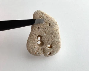 Natural Holey Beach Rock Número 8 Forma Agujero Bruja Piedra Hada Adder Magic ocho - Imagen 1 de 13